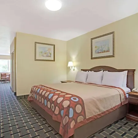 Super 8 By Wyndham Daytona Beach-2