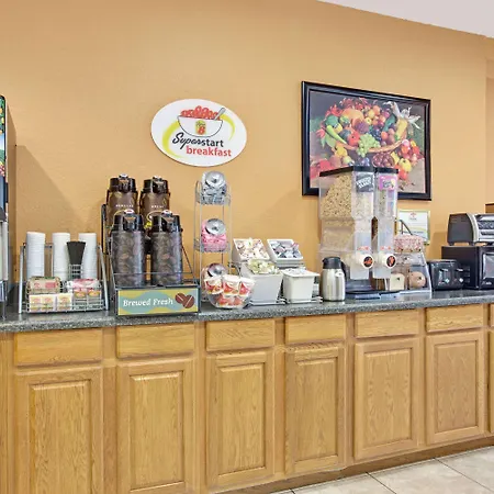 Super 8 By Wyndham Daytona Beach-3